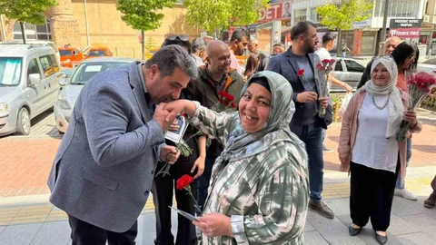 Kırşehir'de Annelere Karanfil Dağıtımı Yapıldı