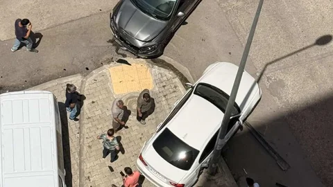 Yenişehir Barbaros Mahallesi’nde Kaza: İki Araç Çarpıştı, Bir Araç Direğe Savruldu