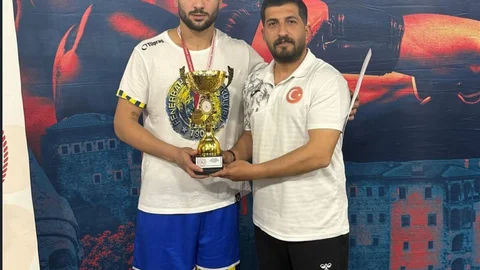 Bayburtlu Boksör Toprak Salman Türkiye Şampiyonu Oldu