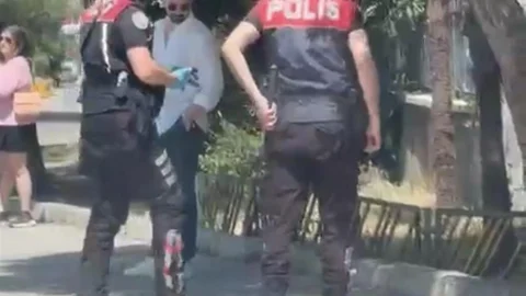 İzmir'de Otomobilin Çarptığı Kediye Yardım