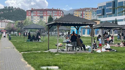 Kütahya'da Aileler Parklara Akın Etti