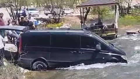 Konya'da Freni Boşalan Minibüs Çaya Düştü