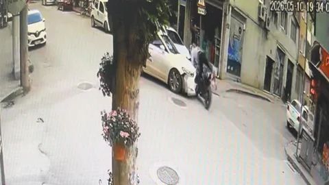 Bursa'da Motosiklet ve Otomobil Çarpıştı