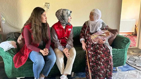 Kızılay Gönüllülerinden Anneler Günü Ziyareti