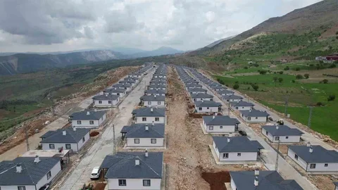 Adıyaman'da Depremzedelere Yeni Evler Yapıldı