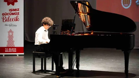 Bilecik'te Genç Piyanistler Performans Sergiledi
