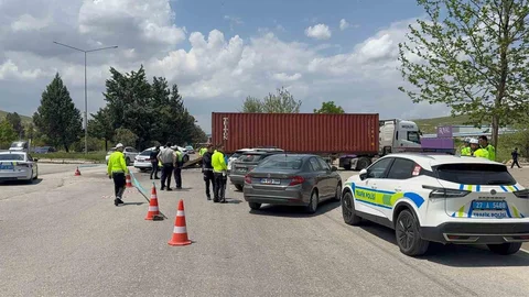 Otomobil Tırla Çarpıştı: 1 Ölü, 4 Yaralı
