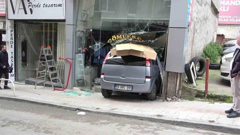 Samsun'da Terzi Dükkanına Otomobil Girişi