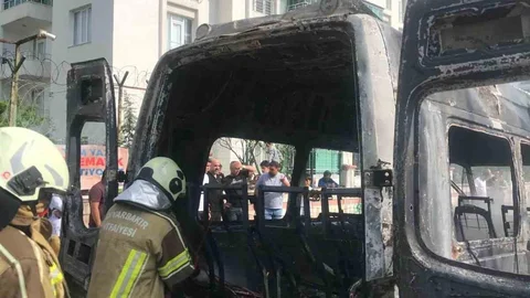 Diyarbakır'da Minibüs Yangını
