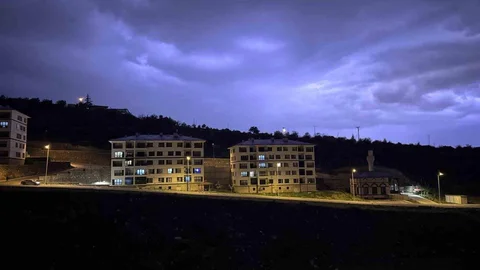 Kayseri'de Şimşekler Geceyi Aydınlattı