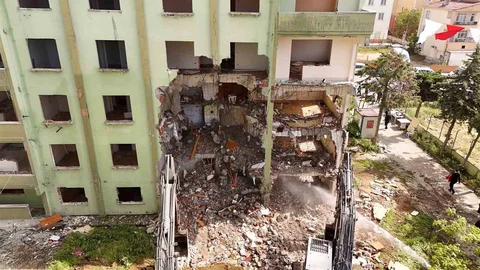 Büyükçekmece'de Riskli Yapılar Yıkıldı