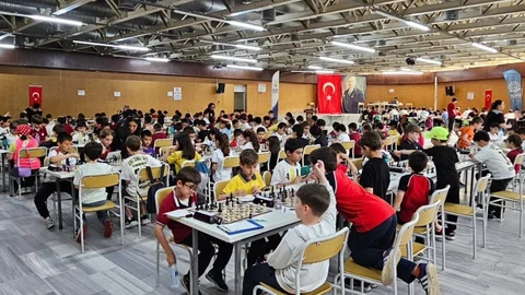 Gölcük'te Satranç Turnuvası Başladı