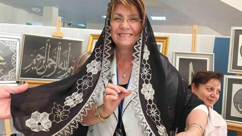 Burhaniye'de Telkırma Teknikli Oyalar İlgi Çekti