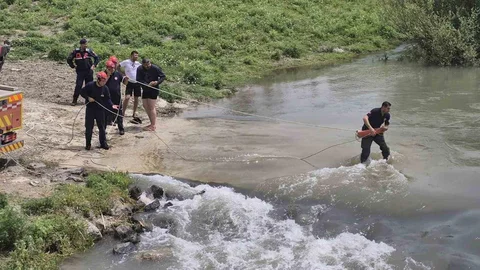 Adana'da Mahsur Kalan Kamyonun Yolcuları Kurtarıldı