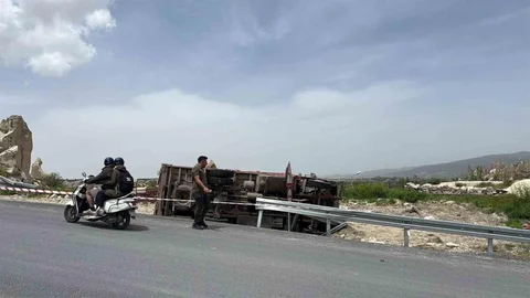 Nevşehir'de Kontrolden Çıkan Kamyon Devrildi
