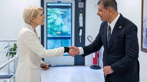 Başkan Tugay, İngiltere Büyükelçisi Morris’i Karşıladı