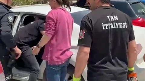 Vanda Otomobilde Mahsur Kalan Çocuk Kurtarıldı