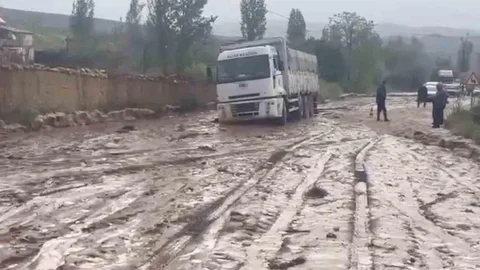 Çorum'da Sel Suları Yolunu Kapattı