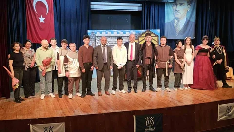 Meslek Liseliler 'Hamlet' ile Sahne Aldı