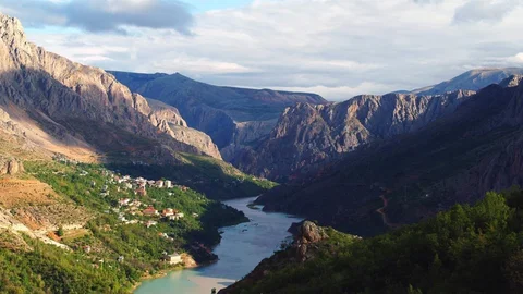 Kemaliye'de Kayalıkta İlginç Ev