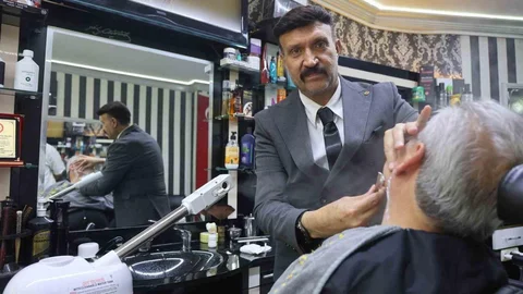 Berber Takım Elbiseyle Tıraş Yapıyor