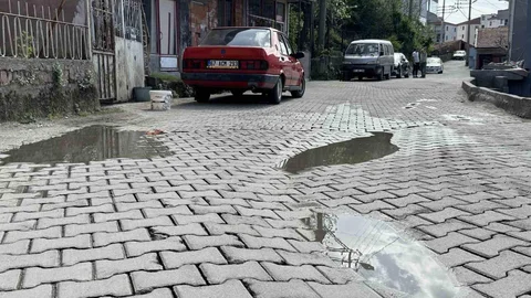 Bozuk Yolda Çocuklar Islanıyor