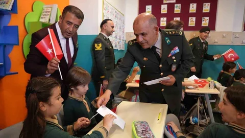 Antalya'da Minik Öğrenciler Mektup Yazdı