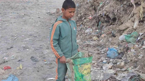 Gazze’de Çocuklar Çöp Yığınlarında Yaşıyor
