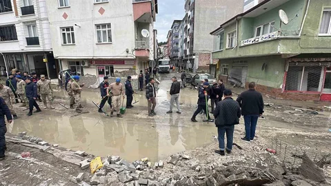 Havza'da Sel Sonrası Temizlik Çalışmaları Devam Ediyor