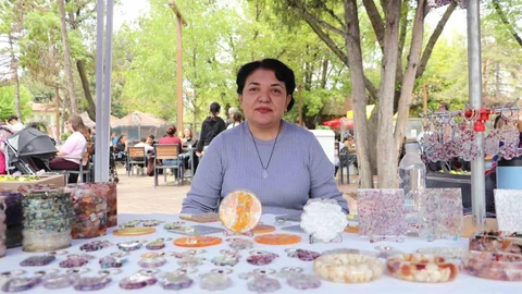 Kadın Girişimciden Epoksi Sanatıyla Taş Bileklikler