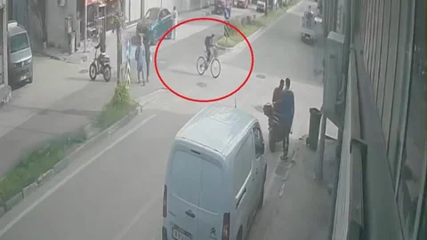 Bursa'da Bisikletli Motosikletle Çarpıştı