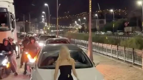 Trafikte Dans Eden Genç Kadına Ceza Verildi