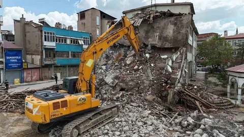 Bolvadin'de Kentsel Dönüşüm Yıkım Süreci Başladı