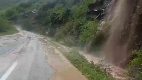 Trabzon-Bayburt Karayolunda Sel Nedeniyle Ulaşım Kesildi