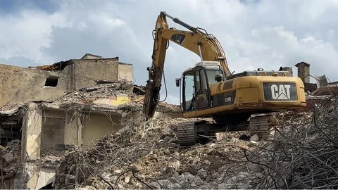 Yüksekova'da Yıkım Çalışmaları Devam Ediyor