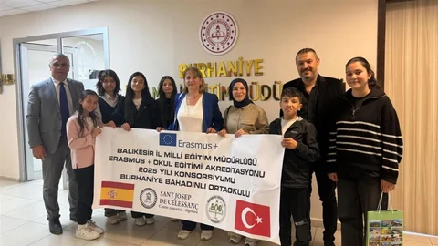 Burhaniye'de Öğrenciler Müdürü Ziyaret Etti