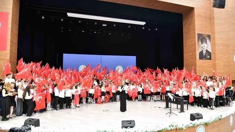 300 Çocuk Korosundan Görkemli Konser