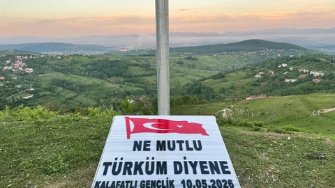 Zonguldak'ta Gençler Bayrak Dikti