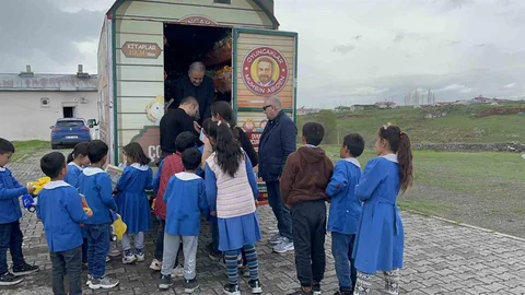 Kars’ta Oyuncak Karavanı Çocukları Sevindirdi