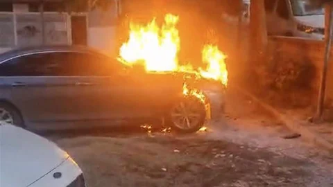 Batman'da Park Halindeki Araç Yandı