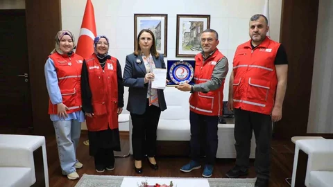 Bartın'da Vali Arslan Kızılay'a Kurban Bağışladı