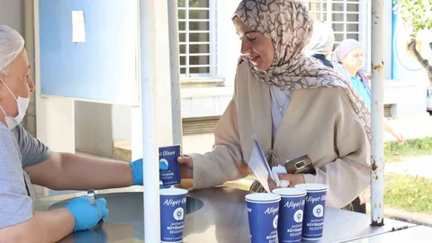 Antalya'da Öğrencilere Sıcak Çorba İkramı