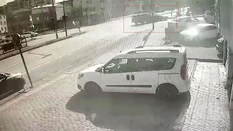Bursa'da Kavşakta Kaza Anı Güvenlik Kamerasında
