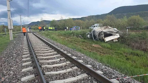 Kütahya'da Tren ve Kamyonet Kazası