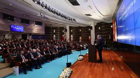 Bakan Işıkhan Türkiye'de Sağlık Sigortası Sistemini Tanıttı