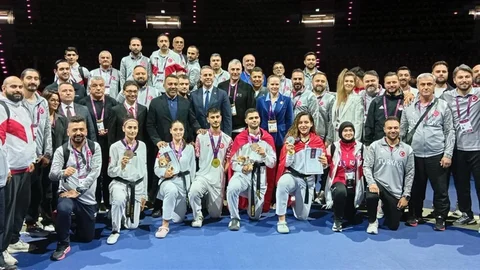 Gençlik ve Spor Bakanı'ndan Tekvandoculara Tebrikler
