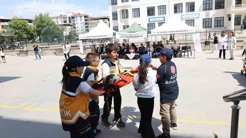 Nazilli'de Öğrencilere Sağlık Elçisi Görevi Verildi