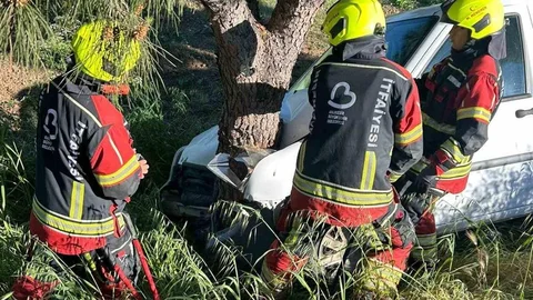 Burhaniye'de Şarampole Düşen Araçta Sürücü Yaralandı