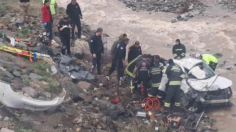 Erzincan'da Otomobil Dereye Uçtu