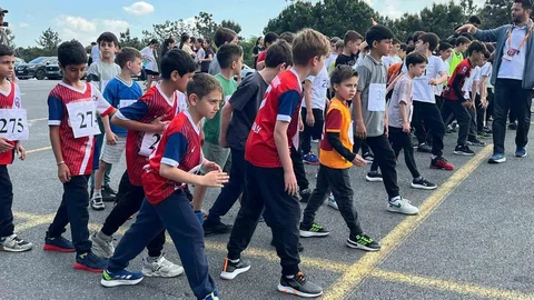 Ümraniye'de Genç Sporcular Kros Yarışında Ter Döktü
